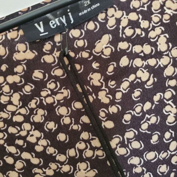 Very J Women's Plus Size Size 2XL Black and Tan Printed Long Sleeve Blouse - Picture 4 of 12
